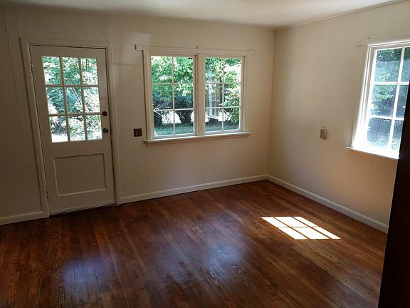 4th image of 1737 Judd St NE