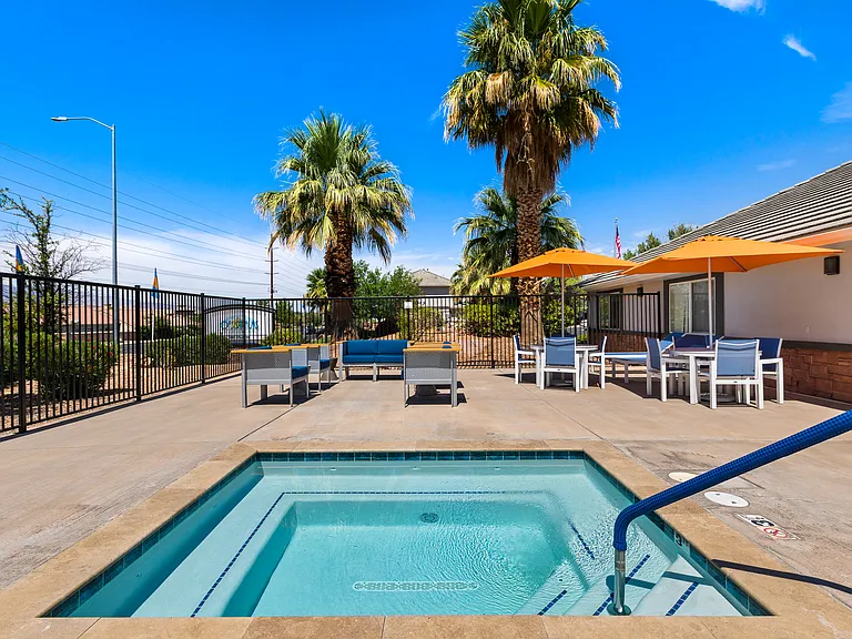Oasis Palms — Photo 3