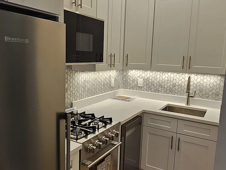 169 W 76th St #1F — Photo 3