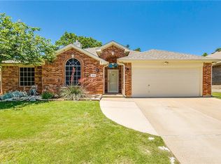 2512 Briarcrest Dr, Burleson, TX 76028