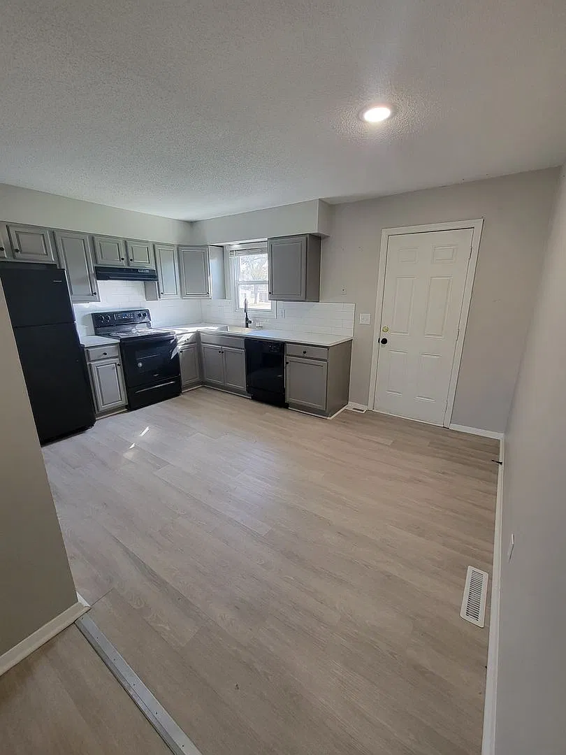749 W 61st St. — Photo 3