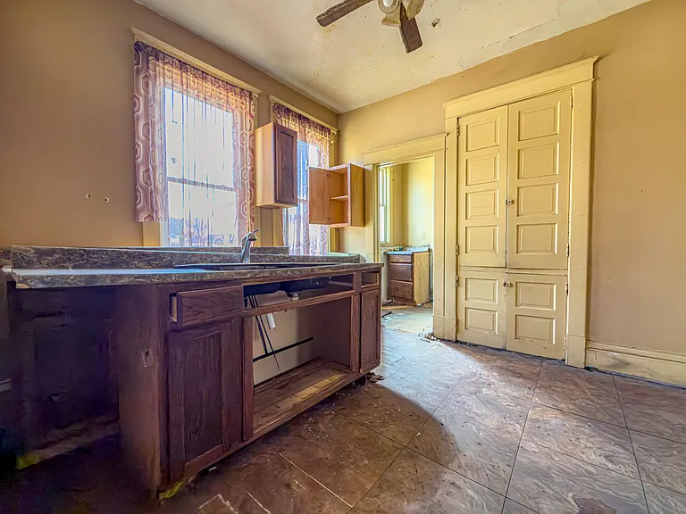 1136 Reservoir Ave — Photo 5