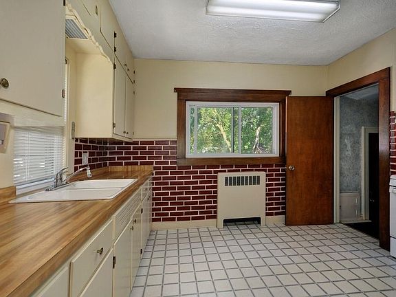 5th image of 914 N Greenfield Ave