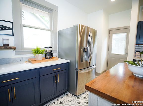 4th image of 715 W Russell Pl