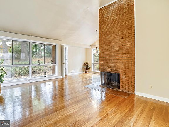 3rd image of 6048 Rossmore Dr