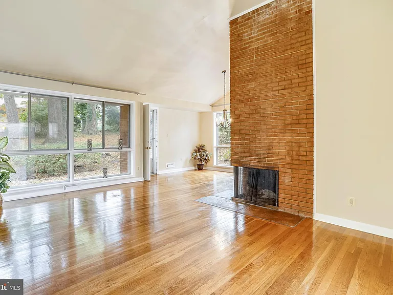 6048 Rossmore Dr — Photo 3