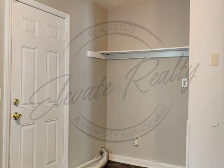 2437 Woodale Ln — Photo 3