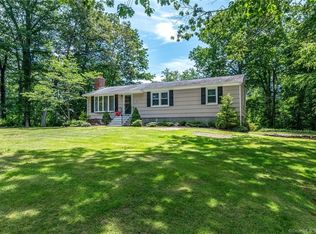 27 Winthrop Pl, Monroe, CT 06468