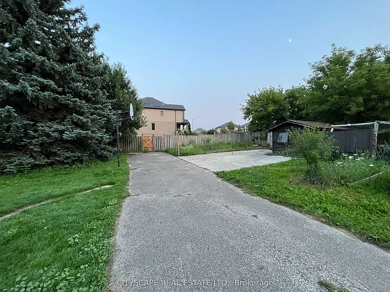 2361 Victoria St N — Photo 6