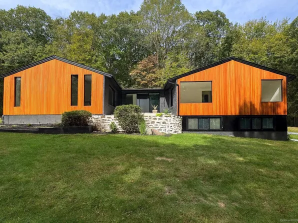 11 Coachman Lane, Woodbridge, CT 06525