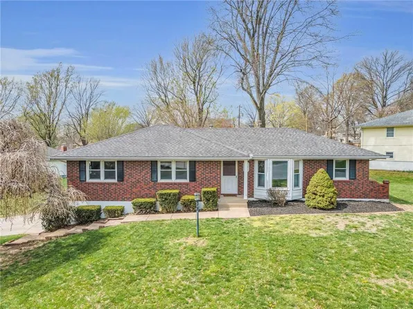 501 NW Wedgewood Dr, Blue Springs, MO 64014