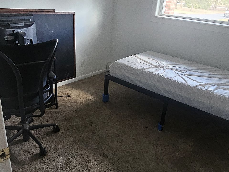 2nd image of 776 Oakdale Cir