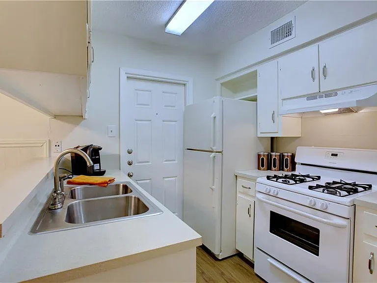 816 W North Loop Blvd #111 — Photo 8