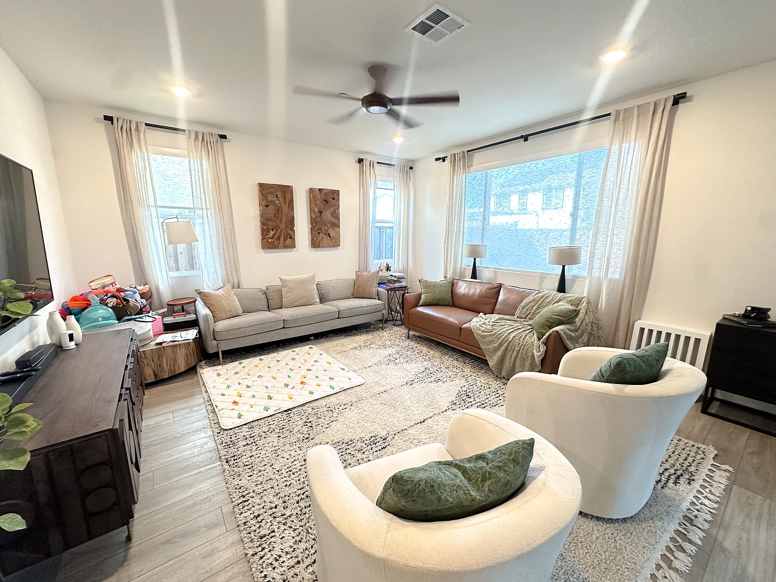 4 bed, 2400 sqft, $3,900 — Photo 4