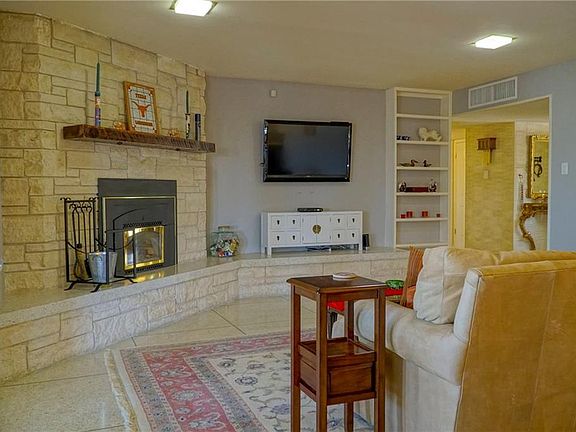5th image of 323 Rainbow Cir