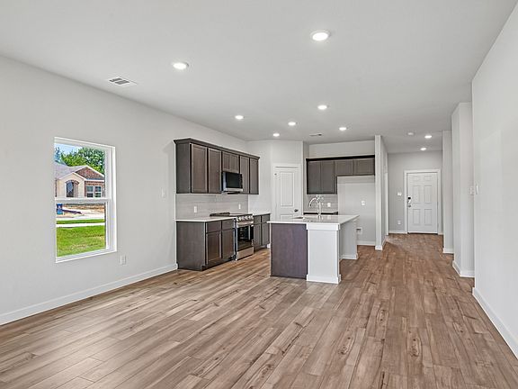 4th image of 445 Suffolk Dr