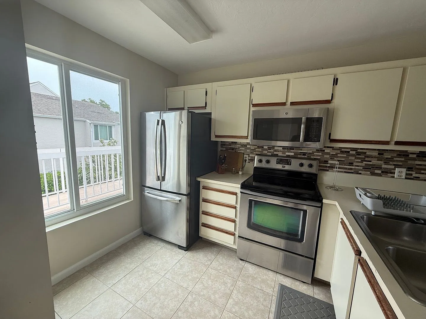 Family Friendly 3 Bedroom Townhome Style Condo in Quiet Island Area-Available December 1-2026 — Photo 1