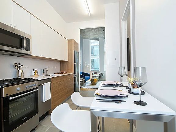 4th image of 4322 Queens St APT 618