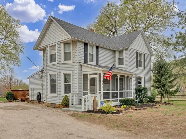 210 W 8th St, Auburn, KS 66402