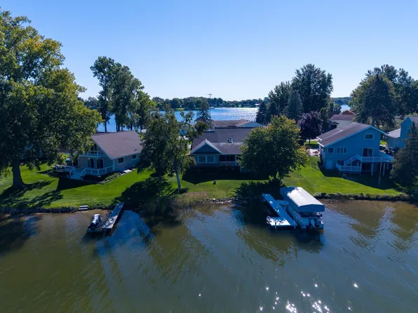 1067 Crown Point Dr, Weidman, MI 48893