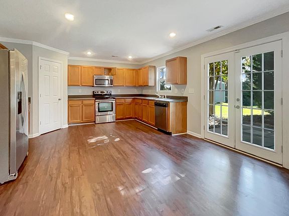 2nd image of 905 Willow Creek Dr