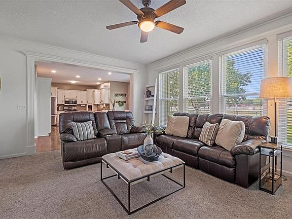 3rd image of 204 Broadmoor Dr