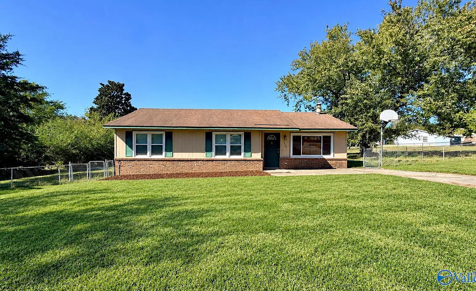 3 bed, 1.5 bath, 1198 sqft, $1,400 — Photo 1