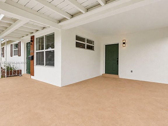 3rd image of 471 SW 27th Ter