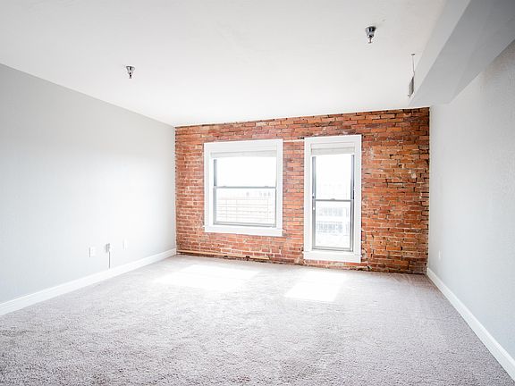 5th image of 310 Delawareunit #401