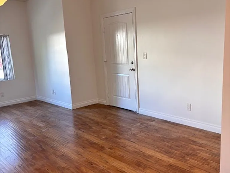 3 Bedroom 2 bathroom unit available, Larchmont area — Photo 5