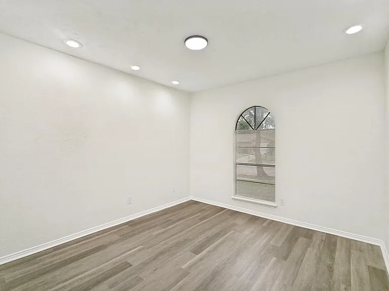 905 Hawthorne Dr — Photo 17
