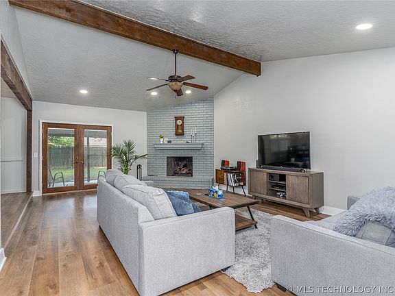 3rd image of 805 W Albuquerque St