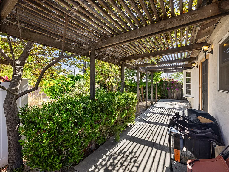 1237 W Oak Ave — Photo 21