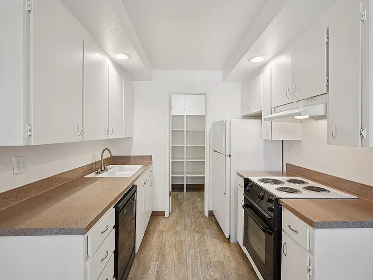 Georgetown Manor Apartments — Photo 9