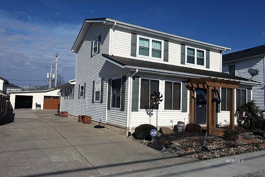 1st image of 816 1st Ave