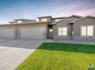 2703 E Meadowside Pl, Sioux Falls, SD 57108