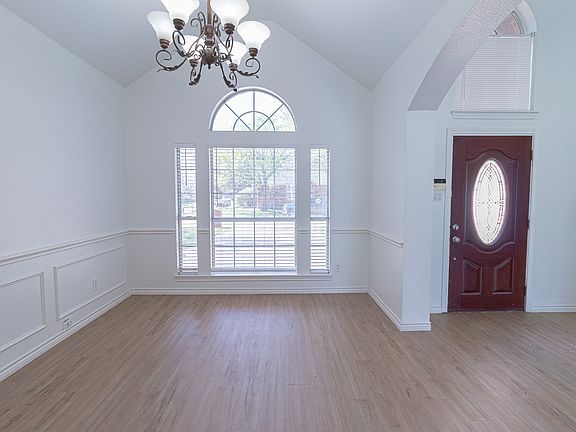 3rd image of 819 Redbud Dr
