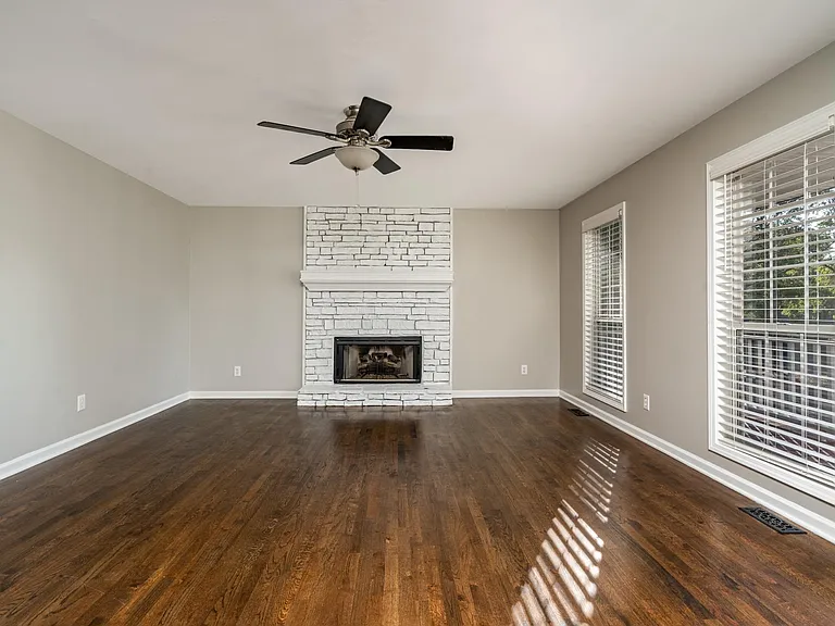 325 Dobbs Rd — Photo 6