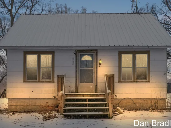 15125 2nd St, Howard City, MI 49329