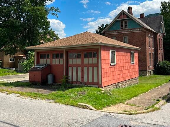 3rd image of 204 E 4th St