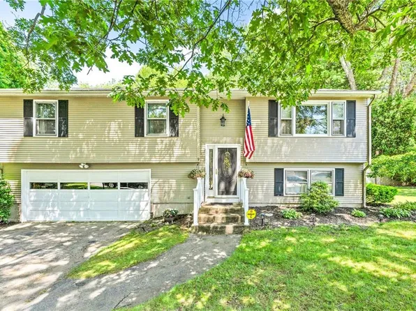 9 Lori Ct, West Warwick, RI 02893