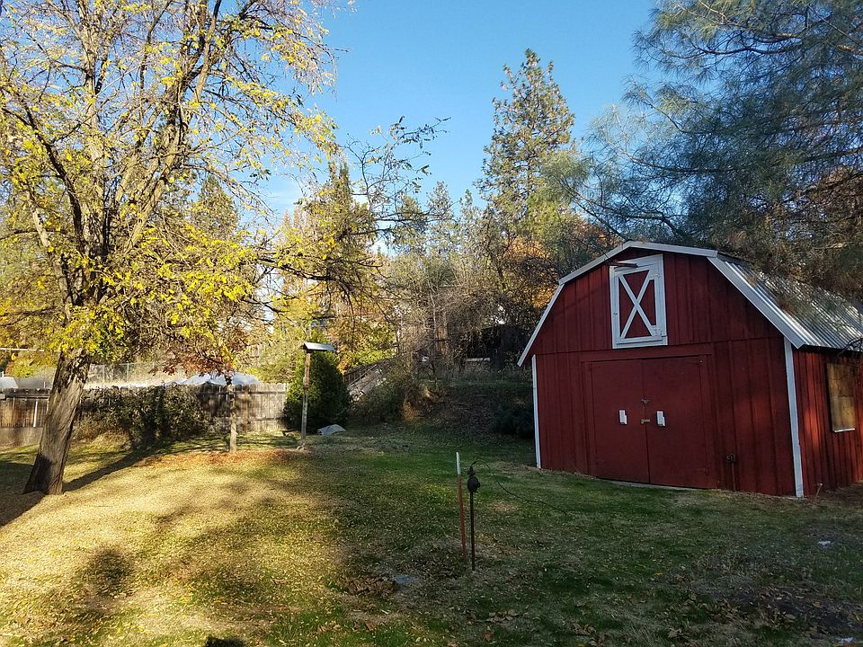 Shed in Fenced Back Yard