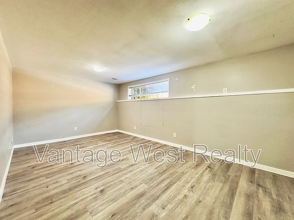 3rd image of 746B Burne Ave
