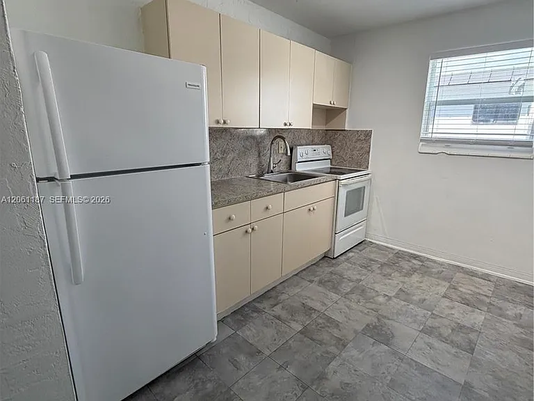 739 SW 9th St #4 — Photo 8