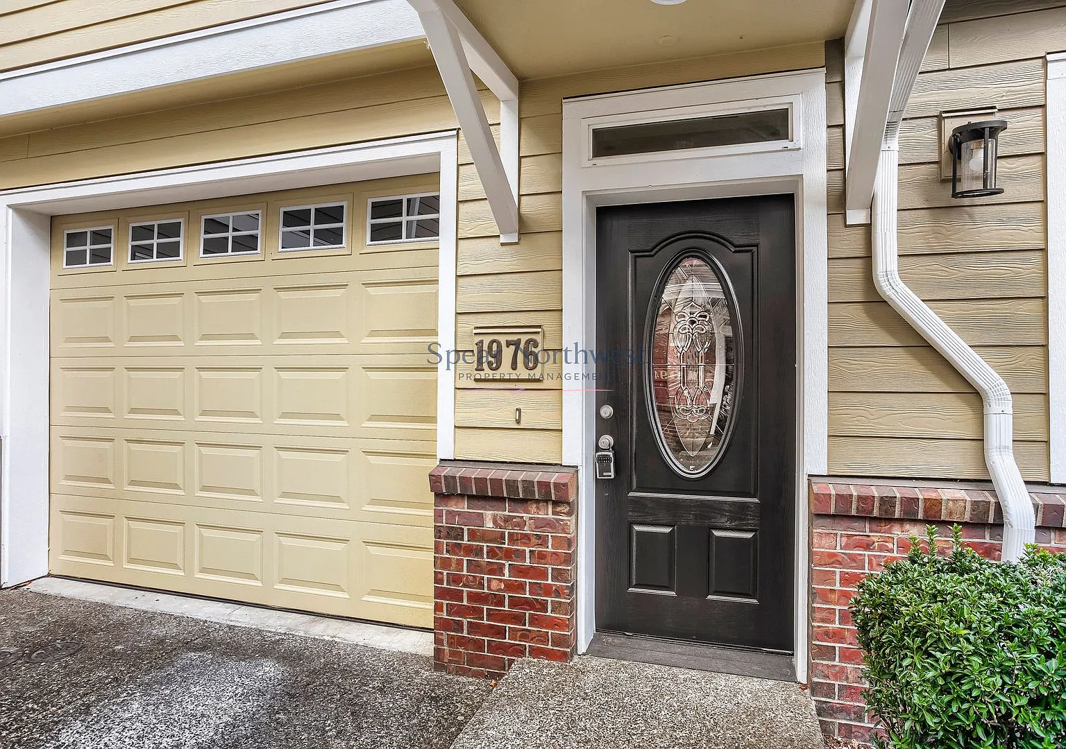 Freshly Remodeled 3-Story Townhome in a Gated Community Blocks to MAX & Gresham Station — Photo 2