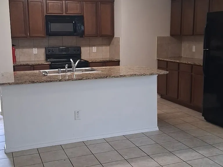 1106 Nickel St — Photo 3