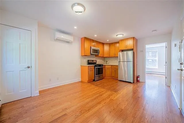 1 bed, 1.0 bath, 627 sqft, $2,450 — Photo 3