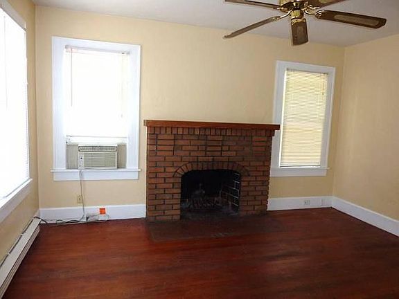 Living room w/ fireppalce