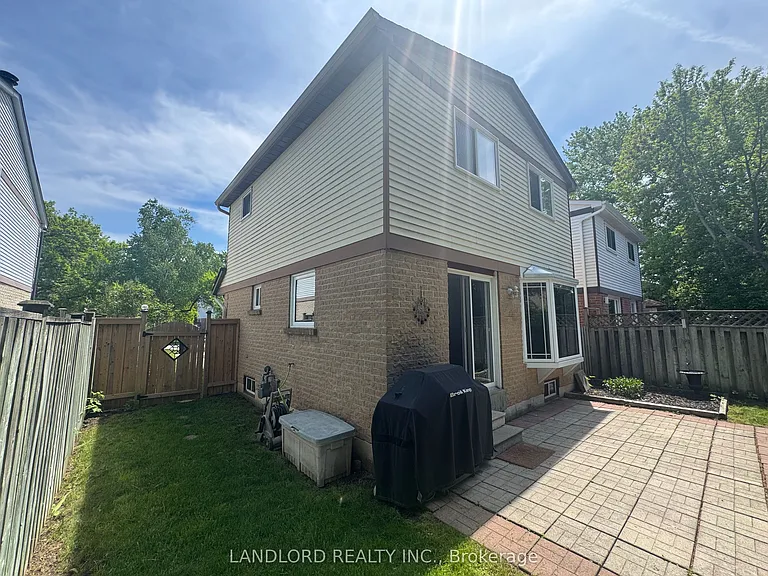 833 Laurier Ave — Photo 25