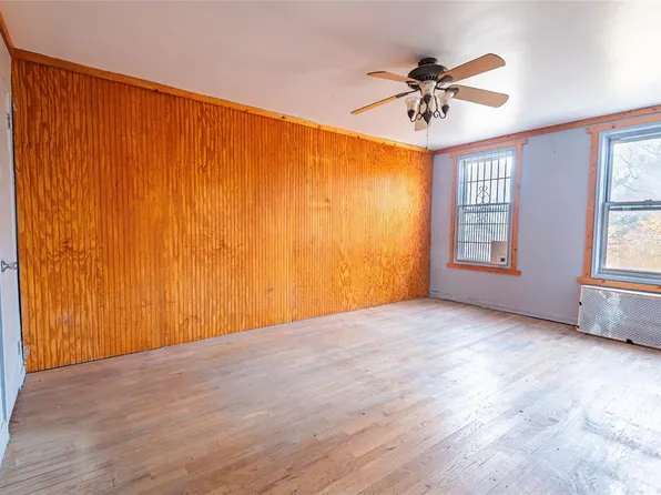 133-01 Booth Memorial Avenue image 4 of 20